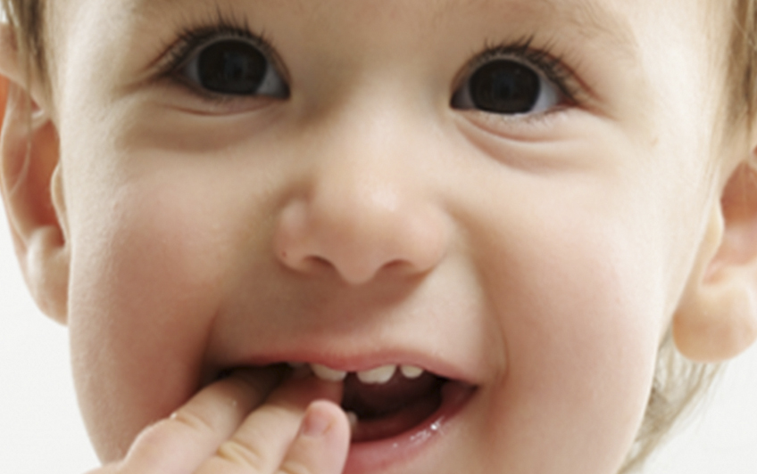 Como limpiar la boca de un bebe