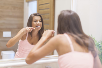 como limpiar cepillo de dientes eléctricos